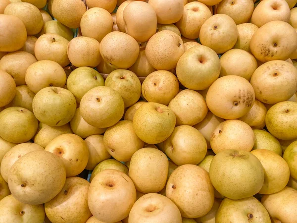 Pile of yellowish Asian fresh pears at supermarket for sale — ストック写真