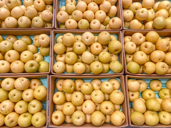 Verse Aziatische peren in dozen te koop bij supermarkt — Stockfoto