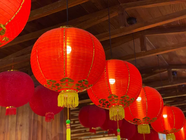 Çin yılbaşında tavanda asılı geleneksel kırmızı fener — Stok fotoğraf