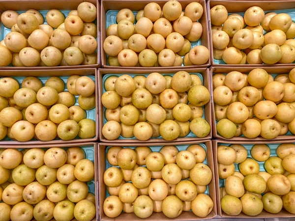 Verse geelachtige Koreaanse peren op stapel in de supermarkt — Stockfoto