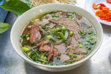 Büyük bir kase lezzetli Vietnam Pho biftekli şehriye çorbası 