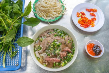 Vietnam Pho biftekli erişte çorbasının yüksek açılı fotoğrafı.