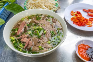 Bir kase lezzetli Vietnam biftekli erişte çorbası. 