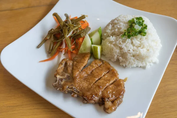 Vietnam terkenal gastronomy- daging babi nasi rusak disajikan dengan sayuran — Stok Foto