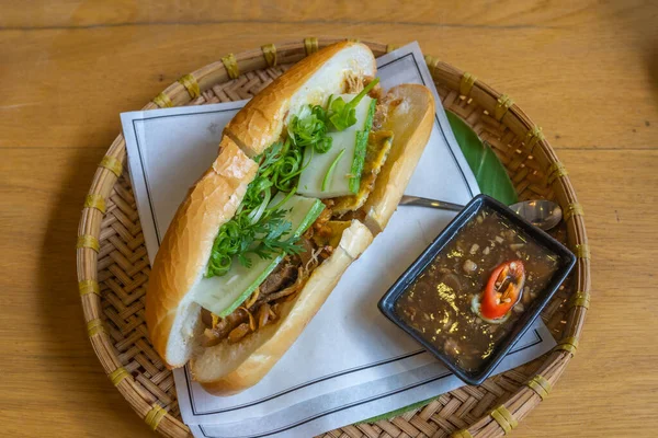 Geleneksel rattan tepside servis edilen lezzetli Vietnam tavuğu banh mi?