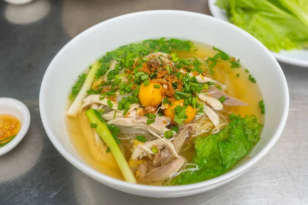 Schaal van heerlijke kip pho noodle soep in Vietnamees restaurant — Stockfoto