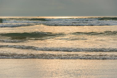 Akşamın geç saatlerinde kumsalda yumuşak dalgalar