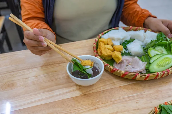 Mujer comiendo Hanoi comida callejera popular Bun Dau Mam Tom — Foto de Stock