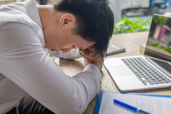 Uomo d'affari in camicia bianca si sentono stanchi e stressati con il lavoro — Foto Stock