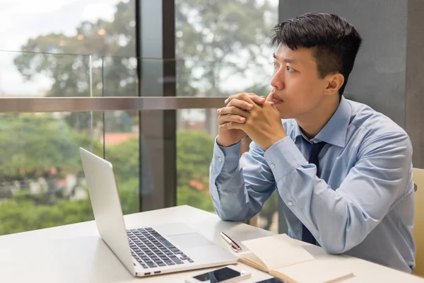 Asiatico businessman thinking in il ufficio azienda — Foto Stock