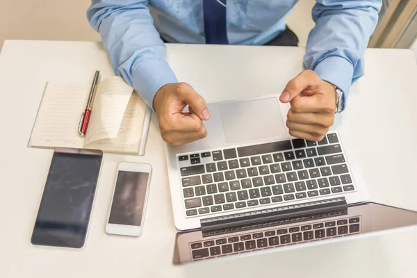 Vista superior de hombre de negocios obtiene la buena noticia — Foto de Stock