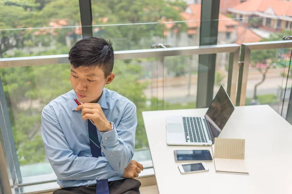 Asiático hombre de negocios pensando en la hermosa oficina — Foto de Stock