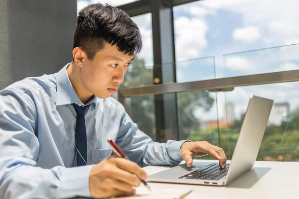 Asiático hombre de negocios trabajando en portátil en la oficina — Foto de Stock