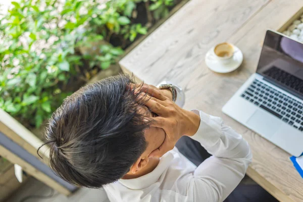 Asiatico uomo d'affari sentire mal di testa e stressato con lavoro — Foto Stock