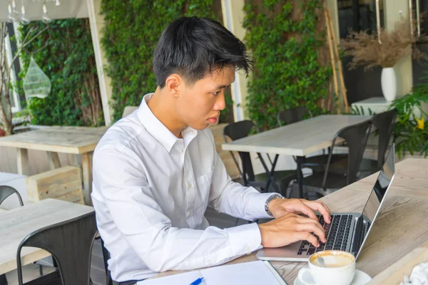 Freelancer asiático de camisa blanca trabajando en portátil — Foto de Stock