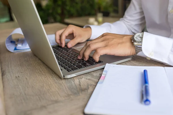 Ung affärsman i vit skjorta arbetar på laptop utomhus — Stockfoto