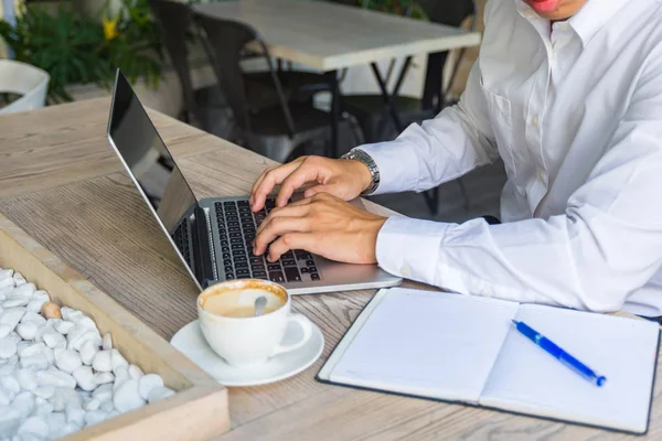 Empresario en camisa blanca usando portátil en la cafetería — Foto de Stock