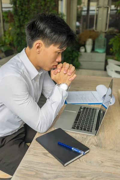 Foto verticale di uomo d'affari asiatico in camicia bianca preoccuparsi di lavoro — Foto Stock