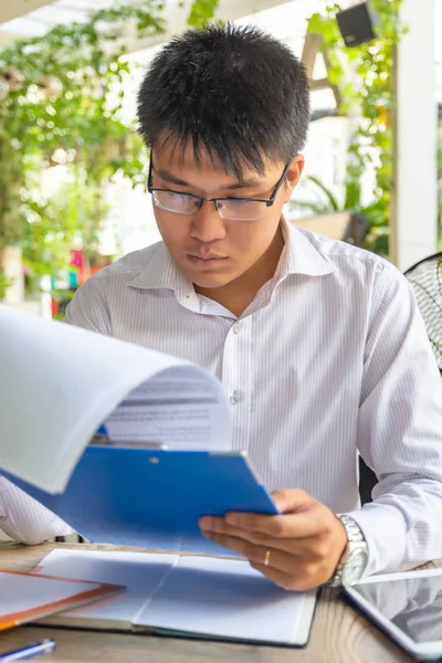 Retrato de empresário asiático trabalhando no documento no belo coffeeshop — Fotografia de Stock