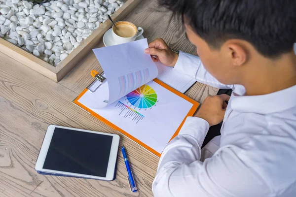 Empresario verificando informe de documento financiero en la oficina — Foto de Stock