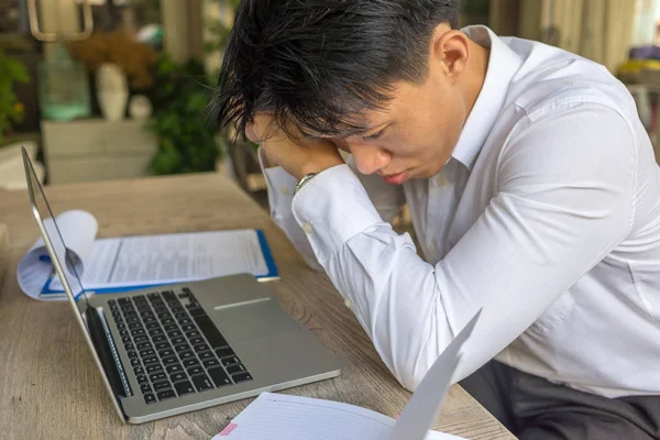 Asiatico ufficio uomo in bianco camicia pensiero su lavoro — Foto Stock