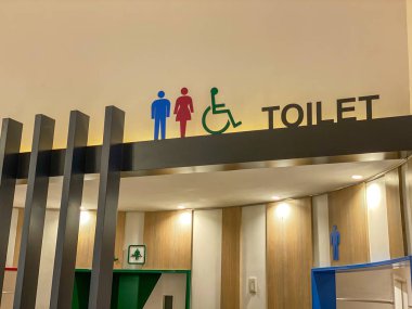 Alışveriş merkezinde umumi tuvalet işaretleri farklı renkte