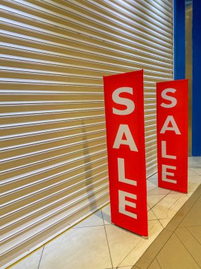 Kapanış mağazasının kapısında indirimli pankart