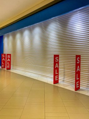 Kapalı alışveriş mağazasında kırmızı satış tabelası 