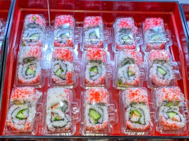 Lezzetli Japon karidesli yumurta pirinç topu suşisi süpermarkette
