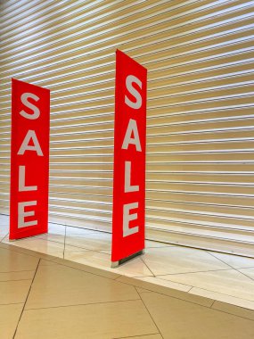 Alışveriş merkezindeki kapalı mağazada kırmızı bayrak indirimi