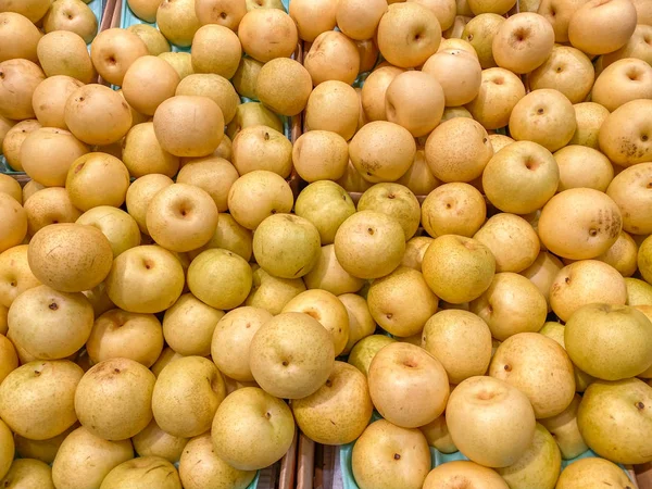 スーパーでの販売のための熟した黄色のアジアの梨の山 — ストック写真