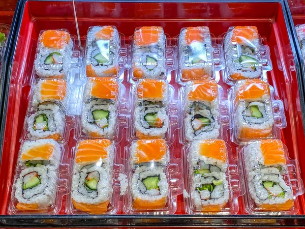Színes garnéla roe sushi eladó a japán szupermarketben — Stock Fotó