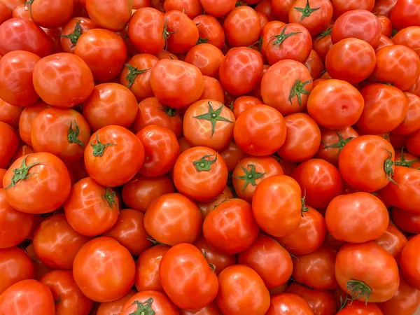 健康的なコンセプトの背景のための食料品店で味のない赤いトマト — ストック写真