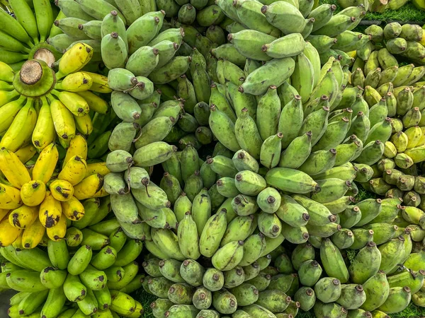 Куча зеленого банана на продажу на рынке фамеров — стоковое фото