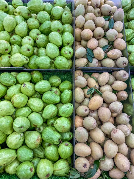 Bovenaanzicht foto van mammee appel en guava op hypermarkt — Stockfoto