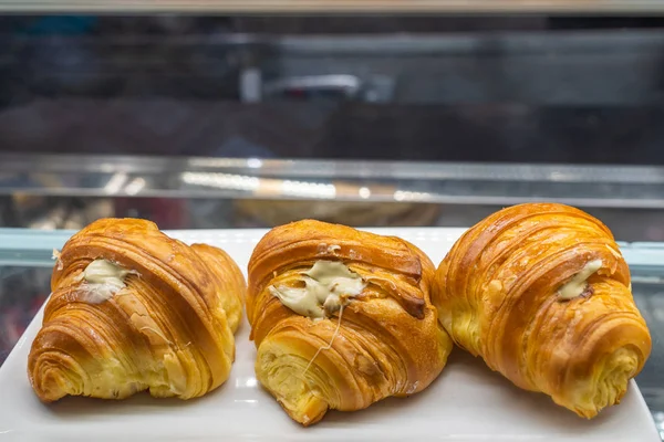 Sabroso croissant mantequilla con queso crema en el interior en la pastelería — Foto de Stock