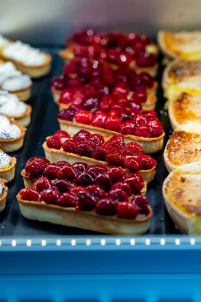 Delicious icing raspberry cream cheese tart in pastry shop — Stock Photo, Image