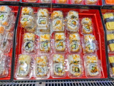 Japon gıda pazarında satılık karides yumurtası nigiri suşi.