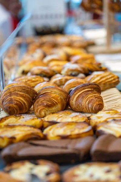 Pila di croissant e pasticceria in vendita presso il negozio di pasticceria — Foto Stock