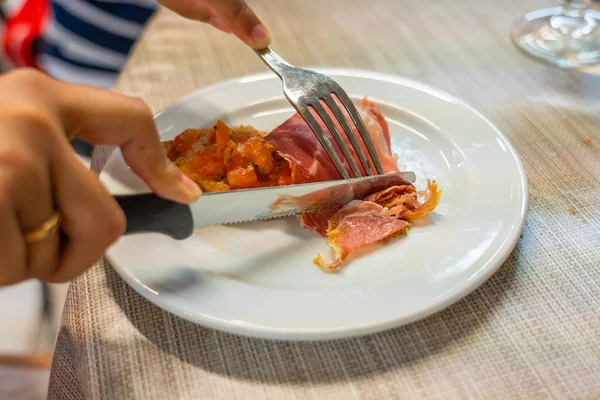Emberi kéz vágás pácolt hús szelet fehér tányéron — Stock Fotó