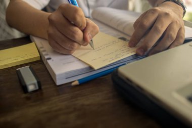 Ders çalışırken öğrencilerin el yazısı yapışkan notlarını kapat