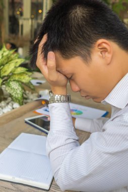 İş yerinde çalışırken başı ağrıyan çok çalışan bir serbest çalışan.