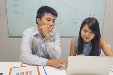 Ofis çalışanı dizüstü bilgisayarda mali numarasını tartışır.