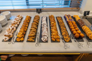 Açık büfede çok güzel hazırlanmış lezzetli hamur işleri.