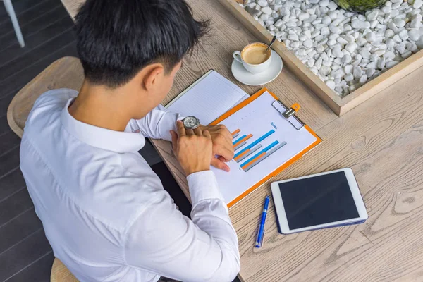 Empresario de camisa blanca revisando informe de documento financiero — Foto de Stock