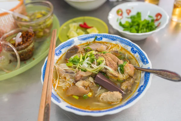 おいしいベトナムの牛肉と豚肉のスープ麺 – Bun bo Hue — ストック写真