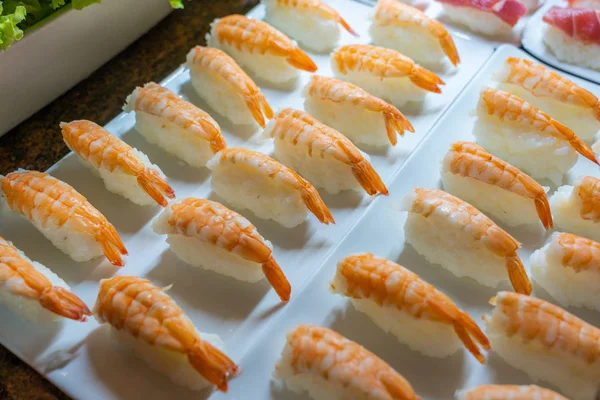 Gyönyörűen díszített garnélarák nigiri sushi a japán étteremben — Stock Fotó