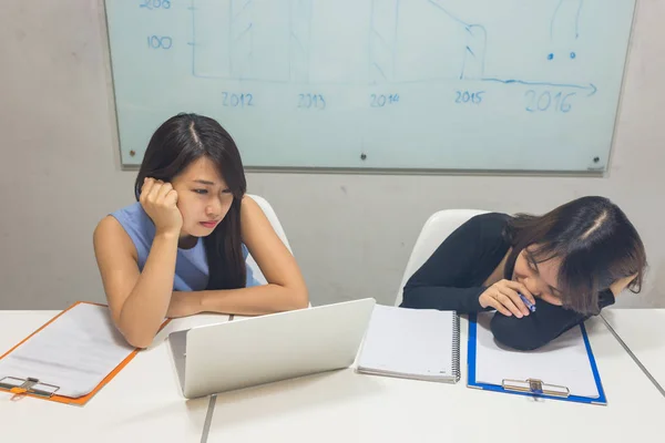 Mulheres de negócios asiáticas se preocupam com o trabalho na sala de reuniões — Fotografia de Stock