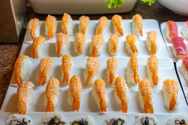 Friss garnélarák nigiri sushi fehér tányéron a büfé étteremben — Stock Fotó