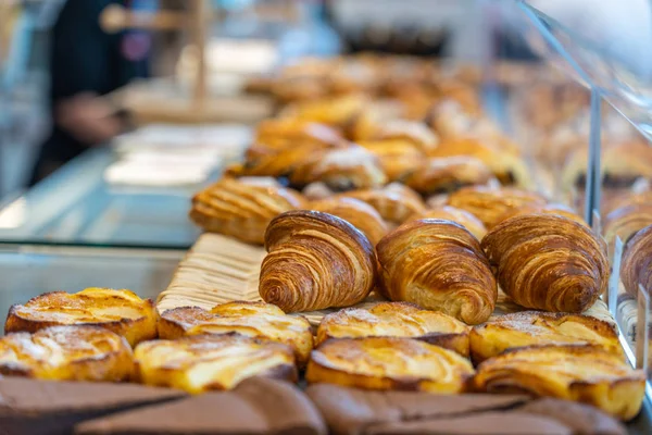 Sabroso y hermoso croissants de oro y pastelería en la panadería — Foto de Stock